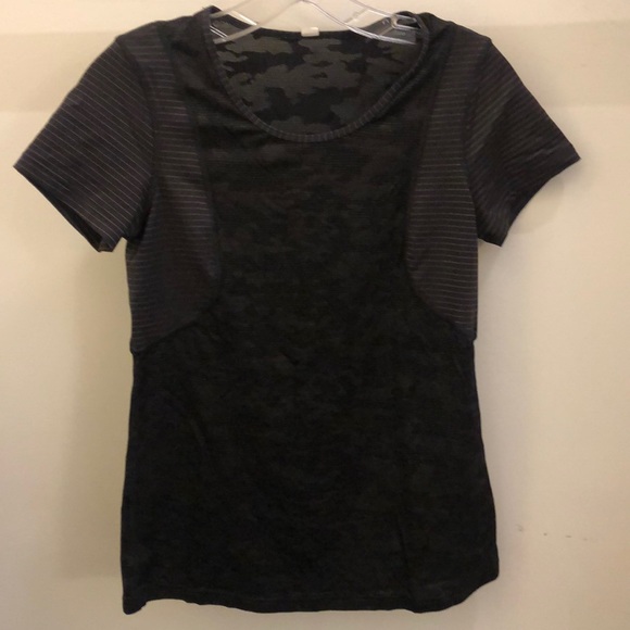lululemon athletica Tops - Lululemon black camo with gold SS top, sz 4, 71039 lululemon athletica Tops - Lululemon black camo with gold SS top, sz 4, 71039
